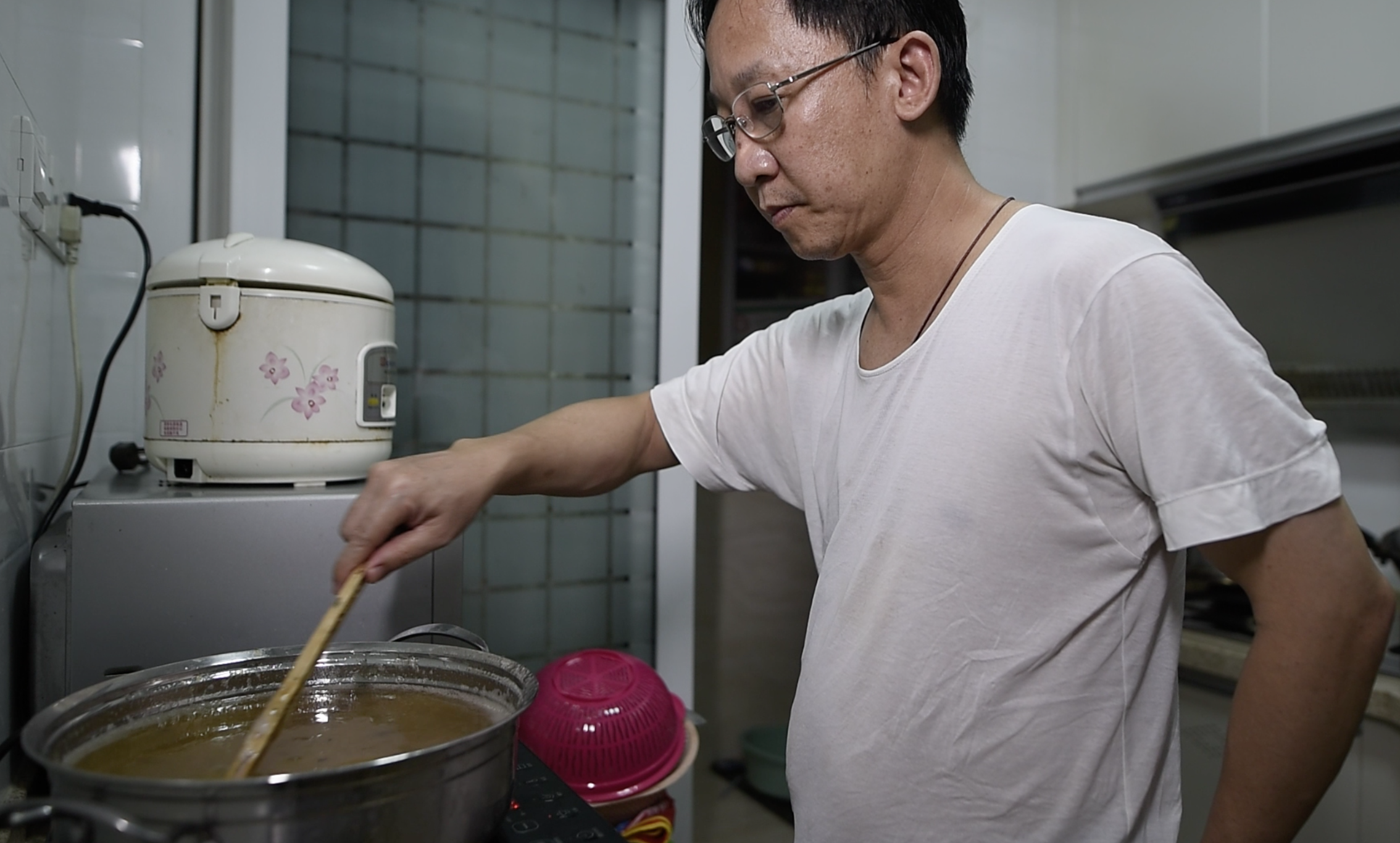 1、传承人梁伟智在用石花菜熬制浆糊.png